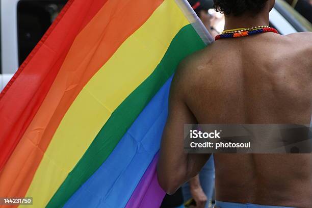 Photo libre de droit de Jeune Homme Portant Un Drapeau De La Fierté Gay Parade banque d'images et plus d'images libres de droit de Articulation du corps humain