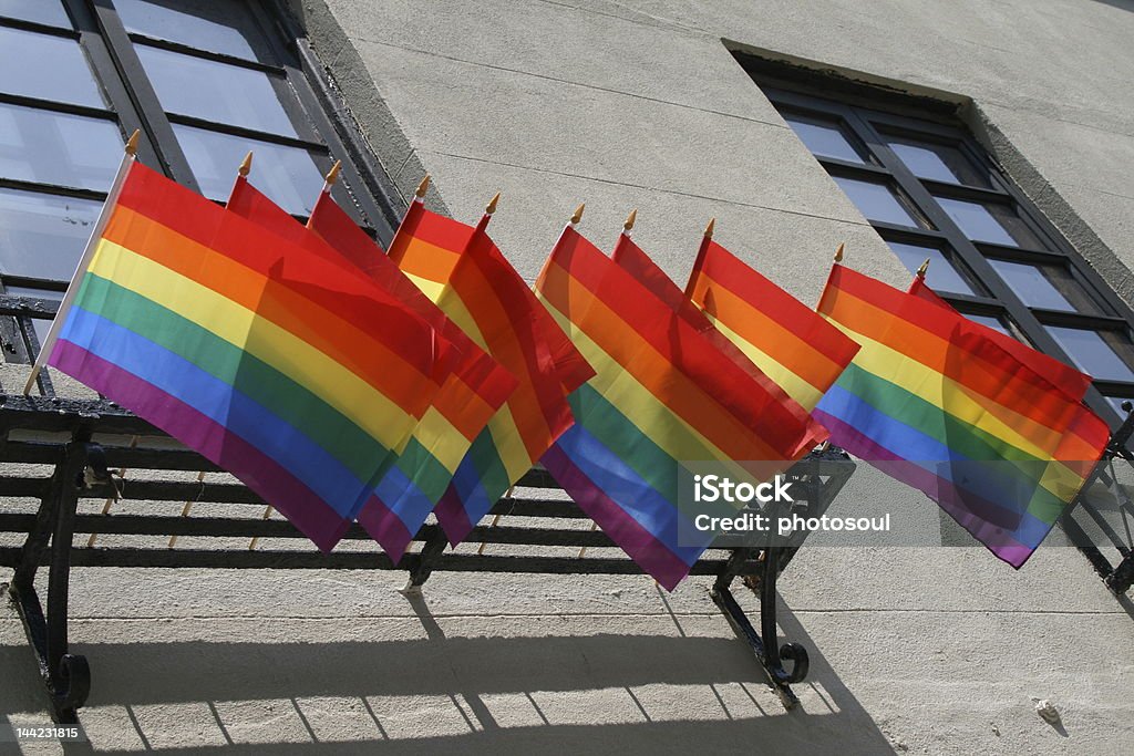 Gay Pride Flaggen fliegen vom Balkon - Lizenzfrei Balkon Stock-Foto