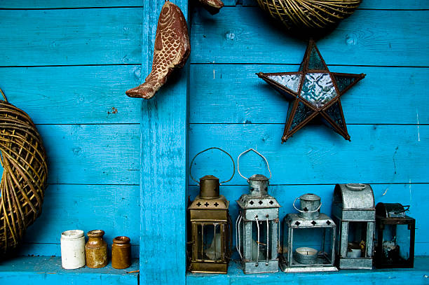 Lanternas, peixes e estrelas em azuis de madeira - foto de acervo