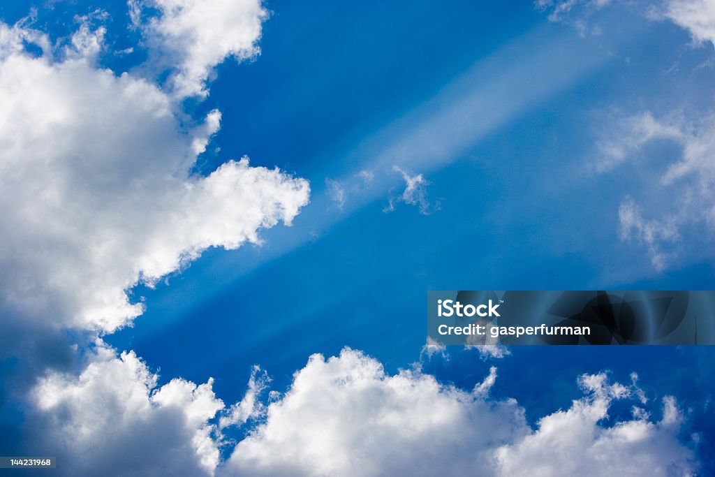 Cielo blu e nuvole bianche con raggio di sole - Foto stock royalty-free di A mezz'aria