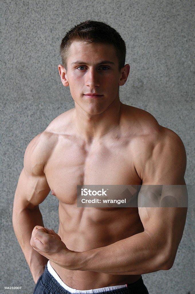 Młody człowiek mięśni dostosowania jego Biceps - Zbiór zdjęć royalty-free (Aktywny tryb życia)