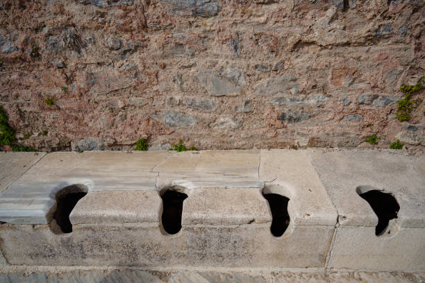 ローマの公衆トイレ - toilet public restroom ephesus history ストックフォ�トと画像