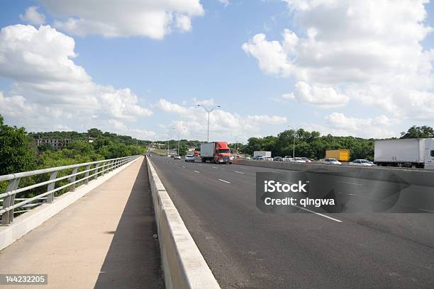 Interstate Шоссе Мост Грузовик Трафика Голубого Неба — стоковые фотографии и другие картинки Дорожное ограждение