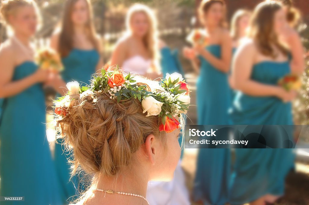 Niña que lleva las flores en una boda - Foto de stock de Niña que lleva las flores en una boda libre de derechos