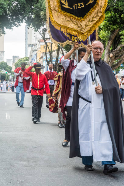 catholic members hold flags, in line, during the corpus christ procession - confessional nun catholic imagens e fotografias de stock