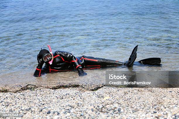 Hombre Disfrazado De Neopreno Traje Seco Listo Para Practicar Buceo Con Esnórquel Foto de stock y más banco de imágenes de Seco