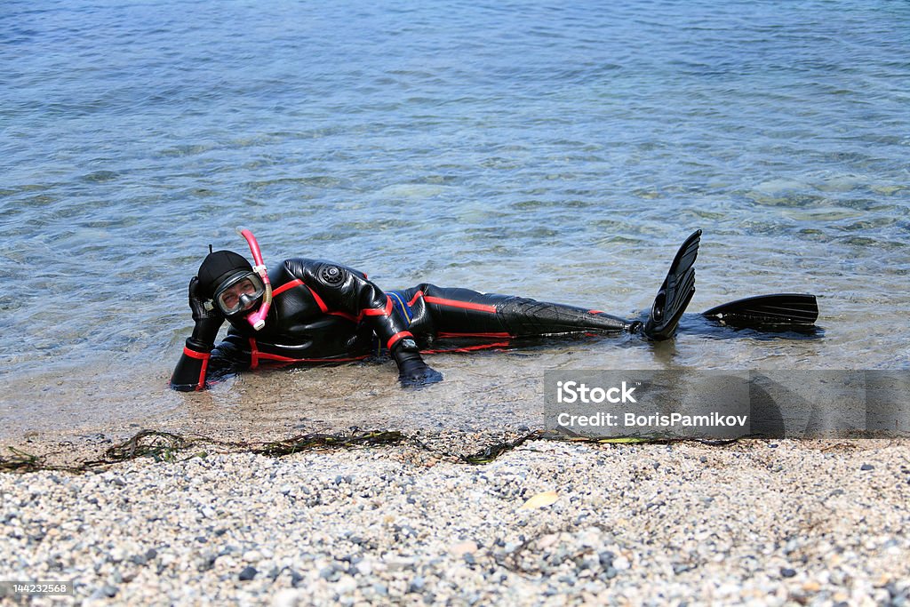 Człowiek ubrany w neoprenową Suchy strój gotowy do snorkel - Zbiór zdjęć royalty-free (Garnitur)