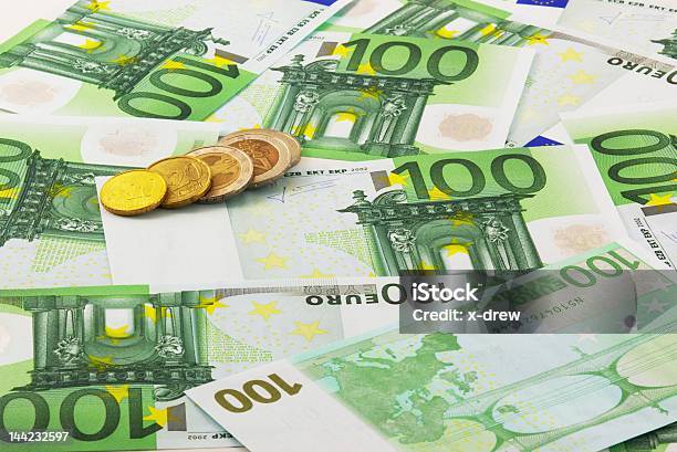Banknoty I Monety Euro - zdjęcia stockowe i więcej obrazów Banknot - Banknot, Biznes, Bliski