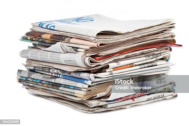 Newpapers - Fotografias de stock e mais imagens de Pilha - Arranjo - Pilha - Arranjo, Jornal, Aprender