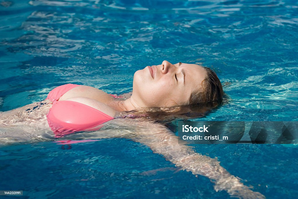 Kobieta w basenie - Zbiór zdjęć royalty-free (20-29 lat)