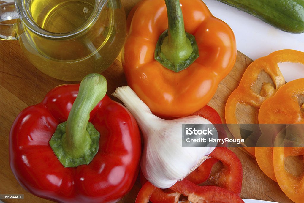 Vegetales frescos con aceite de oliva - Foto de stock de Aceite de oliva libre de derechos