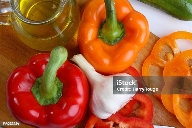 Vegetales Frescos Con Aceite De Oliva Foto de stock y más banco de imágenes de Aceite de oliva - Aceite de oliva, Aceite para cocinar, Agricultura