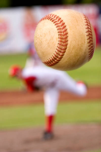 il campo - pitcher di baseball foto e immagini stock