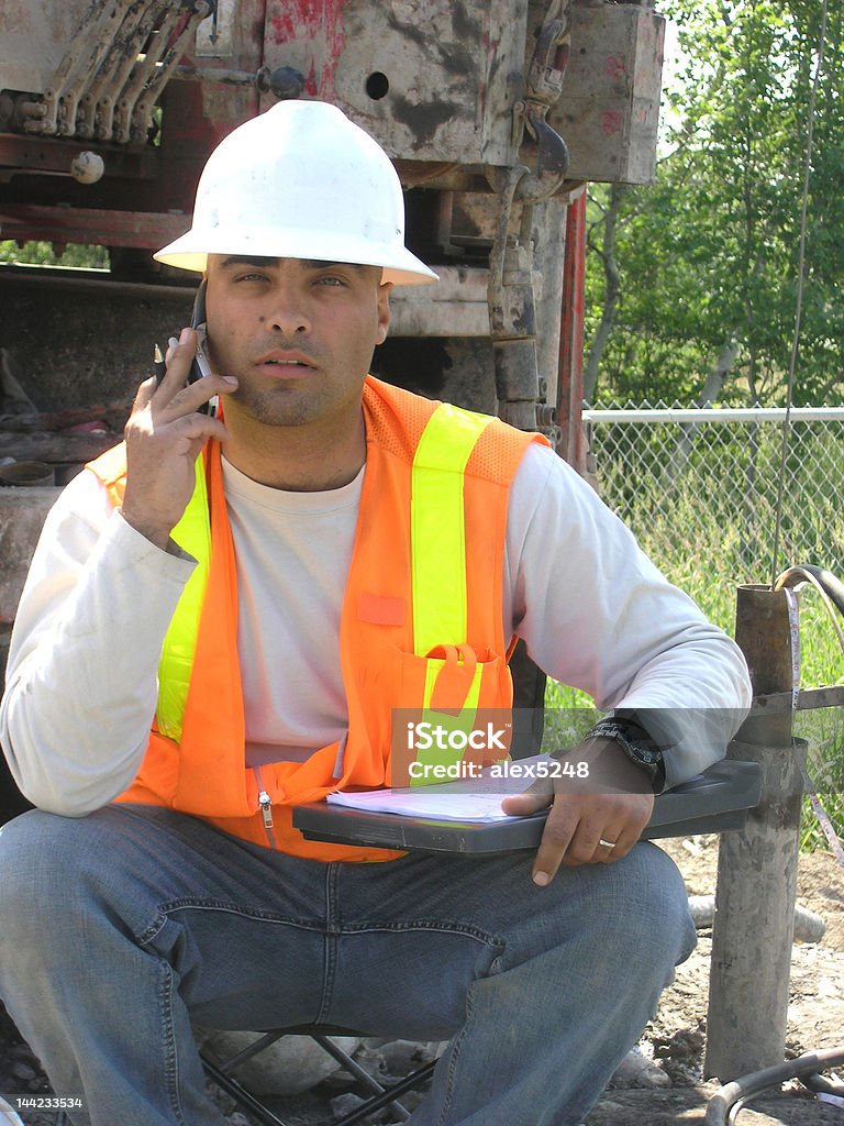 Jovem engenheiro Hydrogeologist campo. - Foto de stock de Telefone celular royalty-free