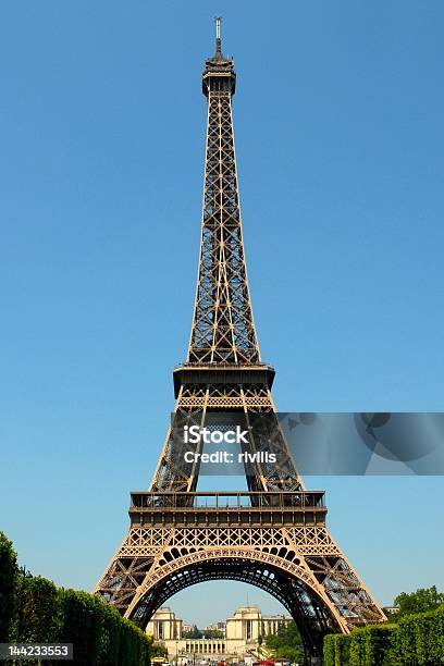 La Torre Eiffel - Fotografie stock e altre immagini di Ambientazione esterna - Ambientazione esterna, Architettura, Capitali internazionali