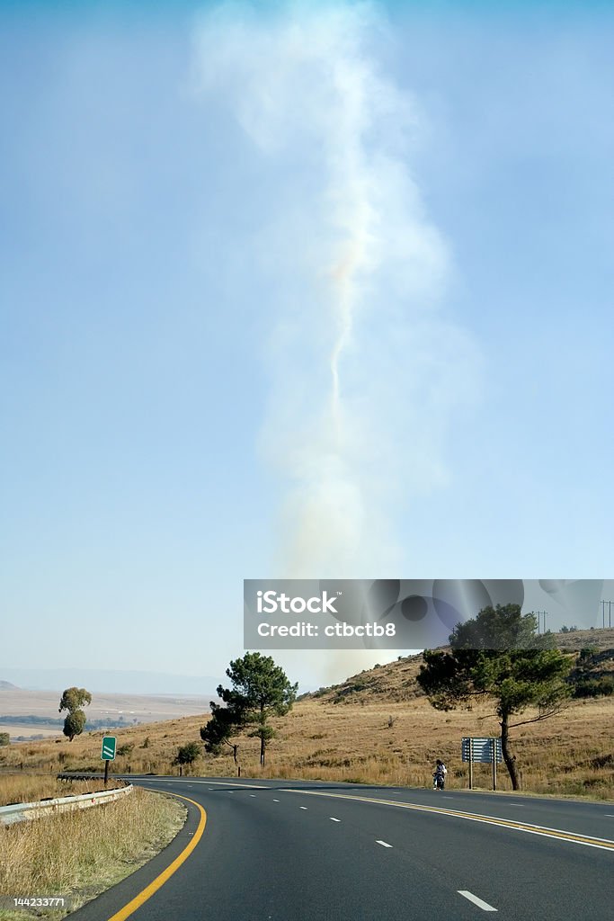 Humo en forma tornado - Foto de stock de Aire libre libre de derechos