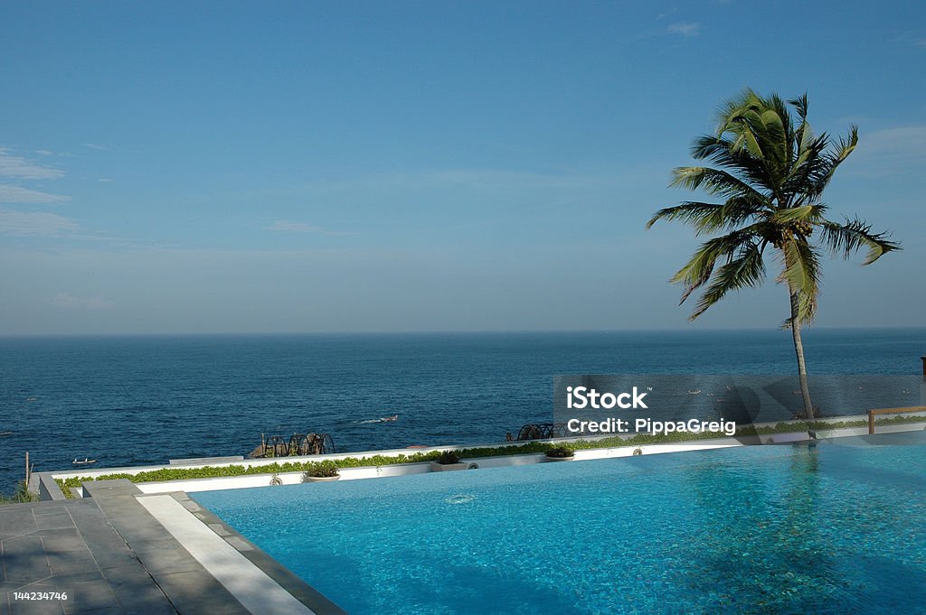 Piscina Infinity e mare Leela Hotel Kerala India meridionale - Foto stock royalty-free di Kovalam
