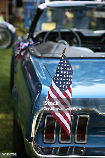 Photo libre de droit de Drapeau Usa Sur La Voiture banque d'images et plus d'images libres de droit de Drapeau américain - Drapeau américain, 4 juillet, Défilé