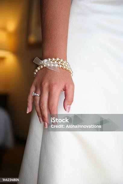 花嫁を合わせてエレガントな結婚指輪とブレスレット - イブニングドレスのストックフォトや画像を多数ご用意 - イブニングドレス, ウェディングドレス, ネイルケア