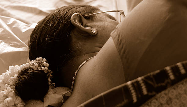 costas de uma mulher indiana dormir-ponto de vista diferente - necklace human hair women bizarre imagens e fotografias de stock