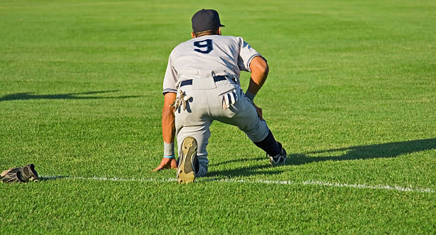 giocatori di baseball - baseball base ball hat foto e immagini stock