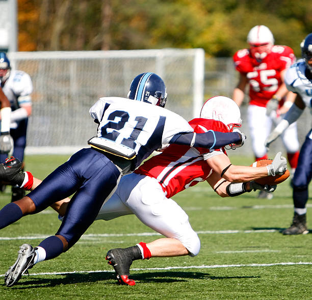 college football – catch and tackle - angreifen stock-fotos und bilder