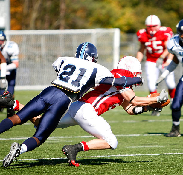 college football-pegue e tackle - tackling - fotografias e filmes do acervo