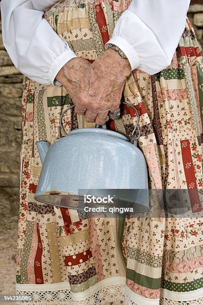 Винтажный Чайник Проведенные Старая Женщинаs Руки — стоковые фотографии и другие картинки 70-79 лет