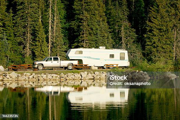 Campeggiare - Fotografie stock e altre immagini di Campeggiare - Campeggiare, Camper, TIR