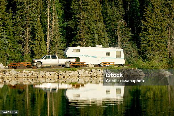 Foto de De Acampamento e mais fotos de stock de Acampar - Acampar, Trailer, Caminhão