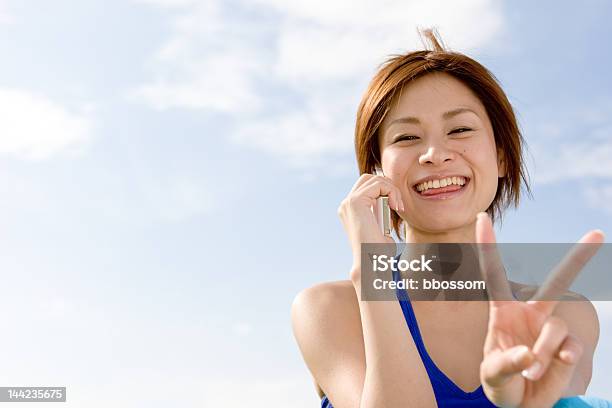 Foto de Japanese Mulher Fazendo Um Sinal De Paz e mais fotos de stock de 20-24 Anos - 20-24 Anos, Adolescência, Adulto