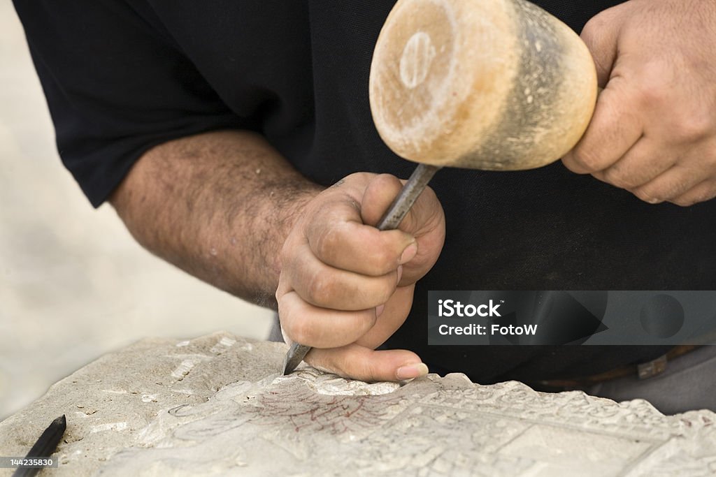 Stonecutter на работе - Стоковые фото Каменный материал роялти-фри