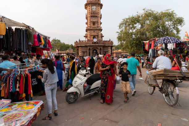 유명한 sardar market과 ghanta ghar 시계탑의 바쁘고 혼잡 한 전망은 인도 라자스탄 주 조드 푸르에 있습니다. - sardar market 뉴스 사진 이미지