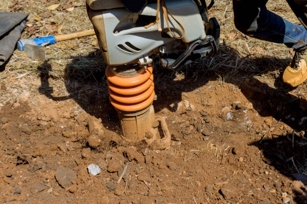 durante la compattazione di una piastra con utensile vibrante con la pressatrice, la piastra salta a terra in una situazione di costruzione - jumping jack compactor foto e immagini stock