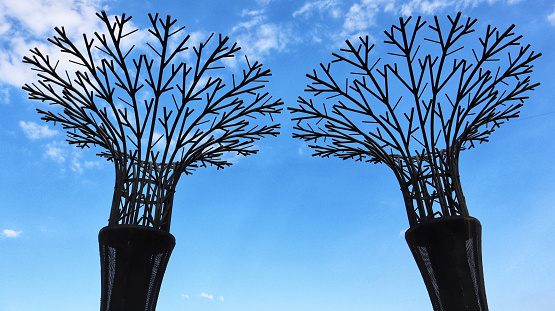 Super tree grove, a place to grow vines plant, the iron decoration looks like a towering tree with a blue sky background.