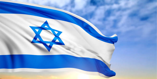 日没または日の出の背景にイスラエルの国旗。国民の祝日の背景 ストックフォト