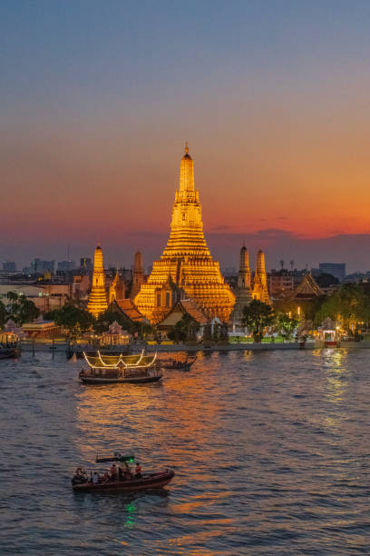 wat arun bei sonnenuntergang - erawan stock-fotos und bilder