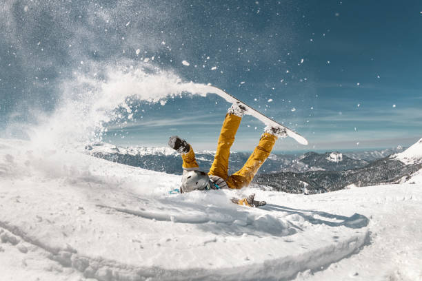 de vrais snowboarders tombent sur les pistes de ski hors-piste - skiing snowboarding snowboard snow photos et images de collection