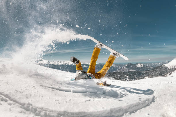 prawdziwi snowboardziści spadają na stoku narciarskim offpiste - freeride zdjęcia i obrazy z banku zdjęć