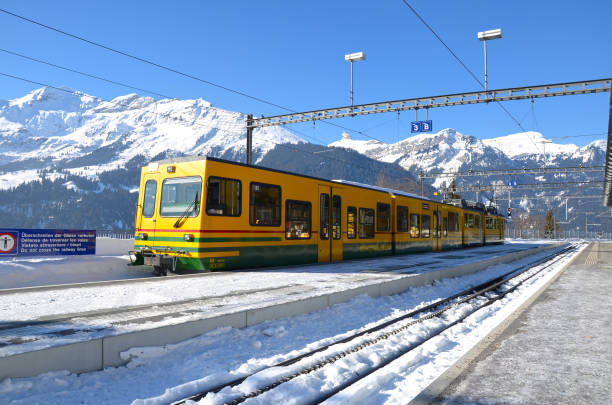 ferrocarril de cremallera amarilla a la cima de europa en invierno. wengen, jungfrau, suiza. - jungfrau train winter wengen fotografías e imágenes de stock