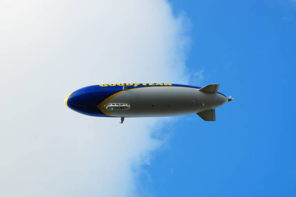 un dirigeable sur un vol touristique au-dessus de francfort. - goodyear blimp photos et images de collection