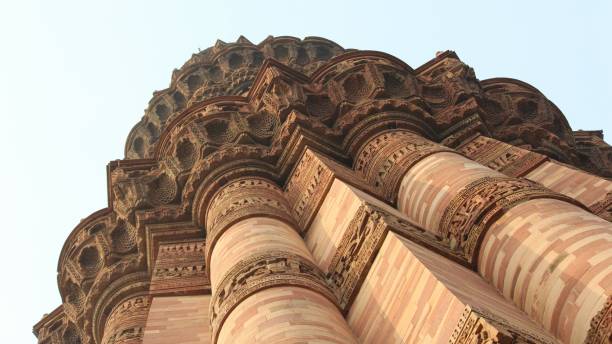 qutub minar, um minarete que faz parte do complexo qutab, patrimônio mundial da unesco - india new delhi architecture monument - fotografias e filmes do acervo