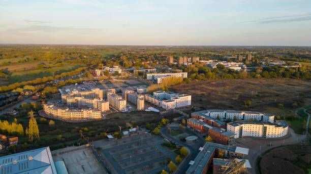 イギリスのコルチェスターの日没時のエセックス大学の空撮 - essex ストックフォトと画像