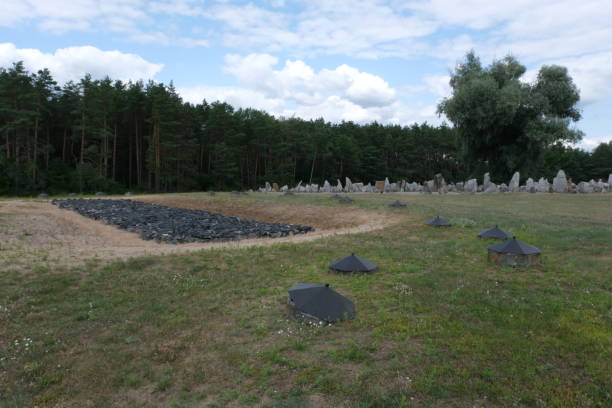 лагерь уничтожения треблинка. мемориальное место. летний пасмурный день - treblinka стоковые фото и изображения