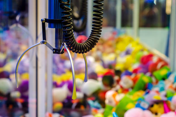 장난감을 가진 발톱 기중기 게임기 - crane claw machine fun amusement arcade casino 뉴스 사진 이미지
