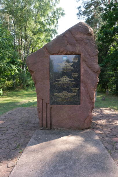 расстрельный лагерь треблинка. мемориальное место. - treblinka стоковые фото и изображения