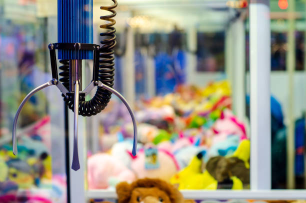 장난감을 가진 발톱 기중기 게임기 - crane claw machine fun amusement arcade casino 뉴스 사진 이미지