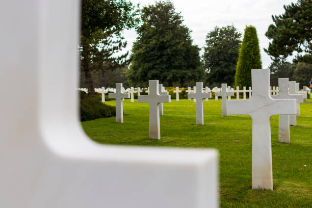 american cemitério de guerra em omaha beach, a normandia - basse normandy colleville 1944 france - fotografias e filmes do acervo