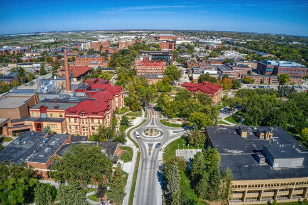 ノースダコタ州ファーゴにある大規模な公立大学の空撮 - north dakota ストックフォトと画像