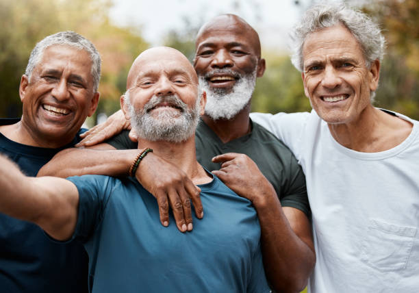 senior, gruppo di uomini e selfie fitness al parco insieme per la salute o il benessere degli anziani per il sorriso della felicità. felice pensionamento, ritratto di amici o club di corridori nella diversità, lavoro di squadra o allenamento all'aperto - amicizia tra uomini foto e immagini stock